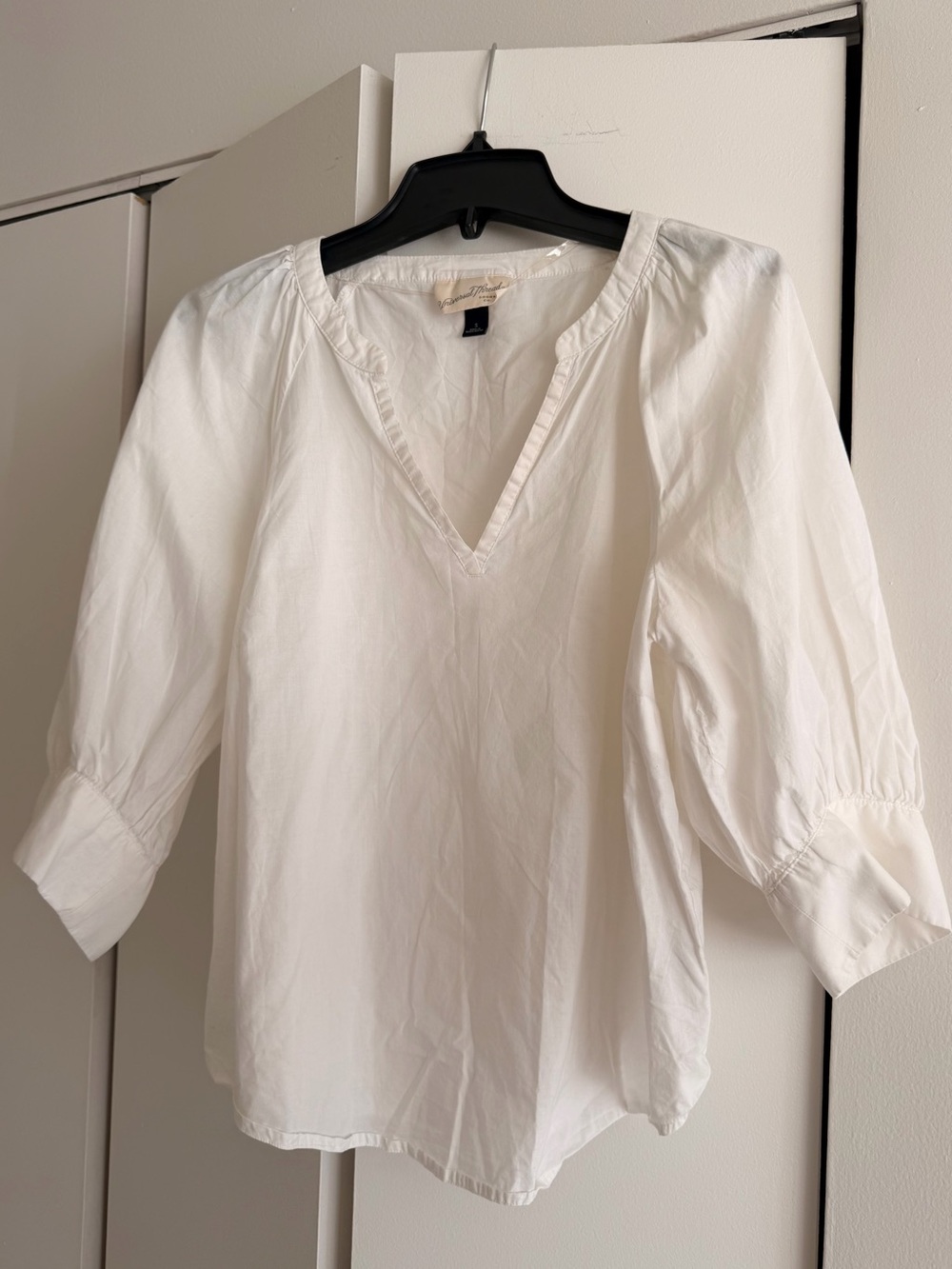 Universal Thread White V-Neck 3/4 Sleeve Shirt